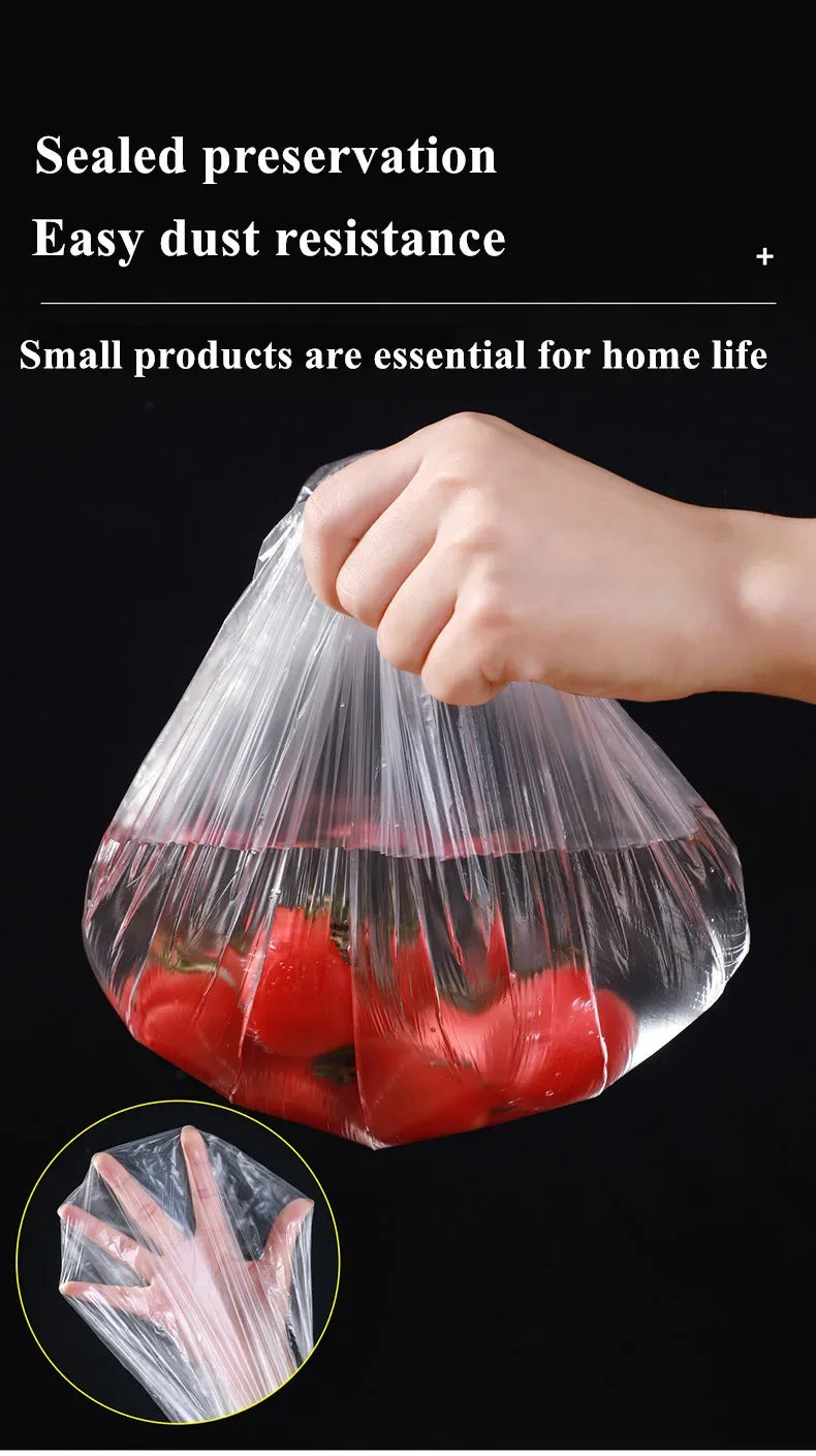 Eine Hand hält einen verschlossenen Plastiksack voller frischer rote Tomaten, die staubresistent sind.