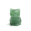 Ornement chat en cristal vert sculpté à la main sur fond blanc