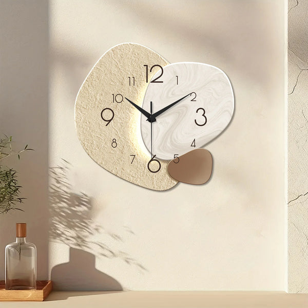 Reloj de pared de cuarzo moderno con esfera circular beige y números blancos, montado en una pared clara.