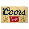 Beige Banner mit dunkelblauer Schrift, die 'Coors Banquet' zeigt.