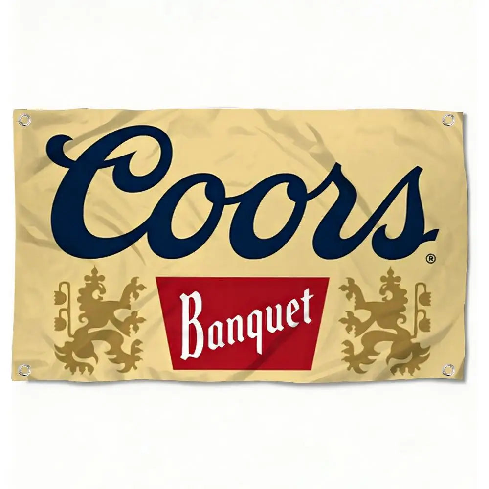 Beige Banner mit dunkelblauer Schrift, die 'Coors Banquet' zeigt.