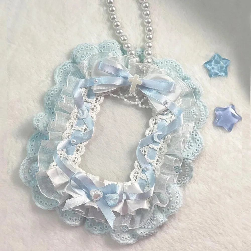 Porte-cartes en dentelle bleu clair ornée d'un ruban blanc et de petits charms étoiles