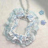 Porte-cartes en dentelle bleu clair ornée d'un ruban blanc et de petits charms en forme d'étoile
