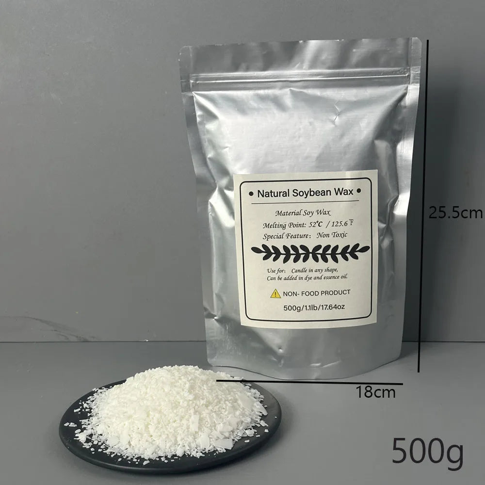Weißes Pulver aus natürlichem Sojabienenwachs neben seiner versiegelten Verpackung