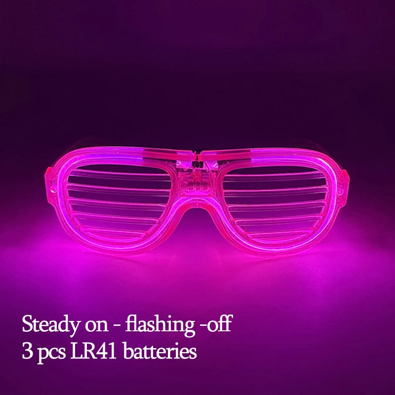 Pink herzförmige LED-Partybrille leuchtet hell vor dunklem Violett