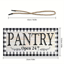 Panneau vintage en bois de ferme, indiquant PANTRY et ouvert 24/7 sur fond à damier noir et blanc.