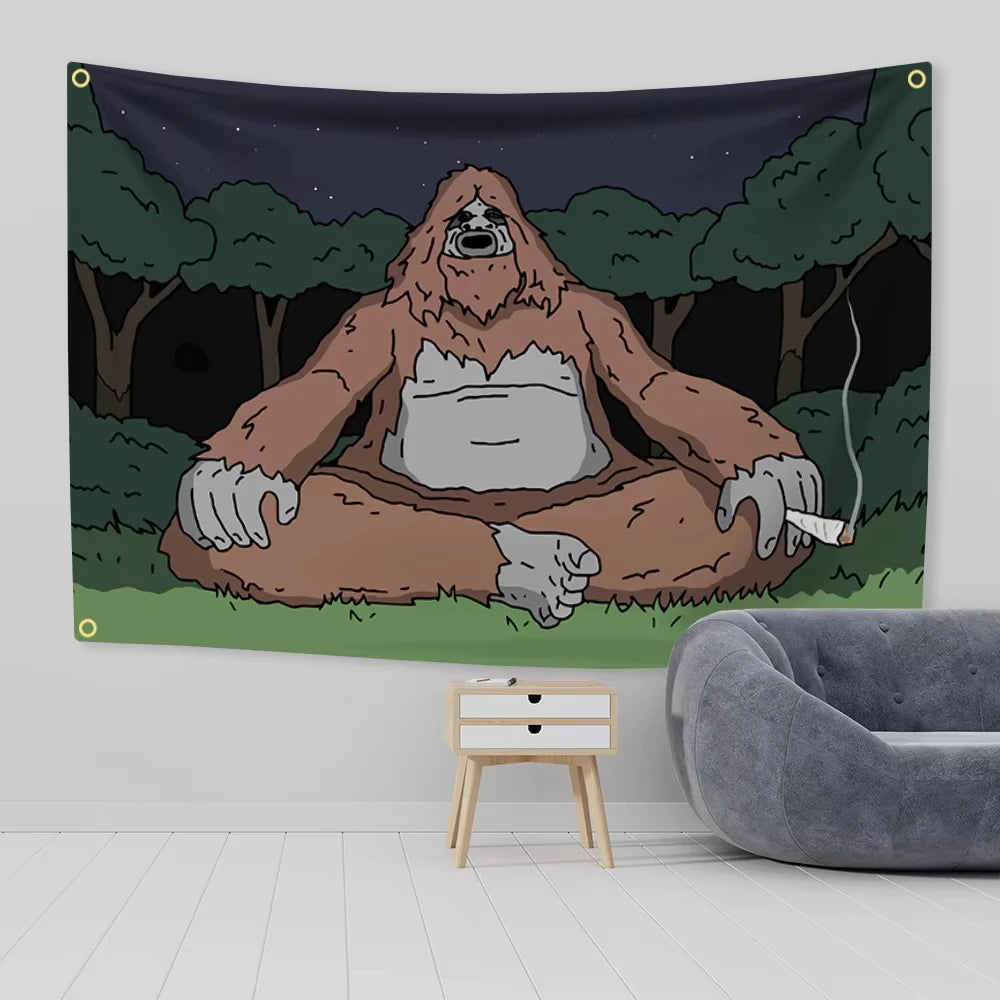 Arte de pared tapiz con un meme de un Bigfoot o Sasquatch de cuerpo marrón peludo y grandes manos contra un bosque oscuro
