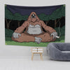 Arte de tapiz de pared con un meme de un Bigfoot o Sasquatch con cuerpo marrón peludo y grandes manos contra un bosque oscuro