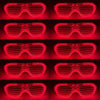 Ein Set roter, fluoreszierender Herz-Partybrillen in verschiedenen Ansichten.