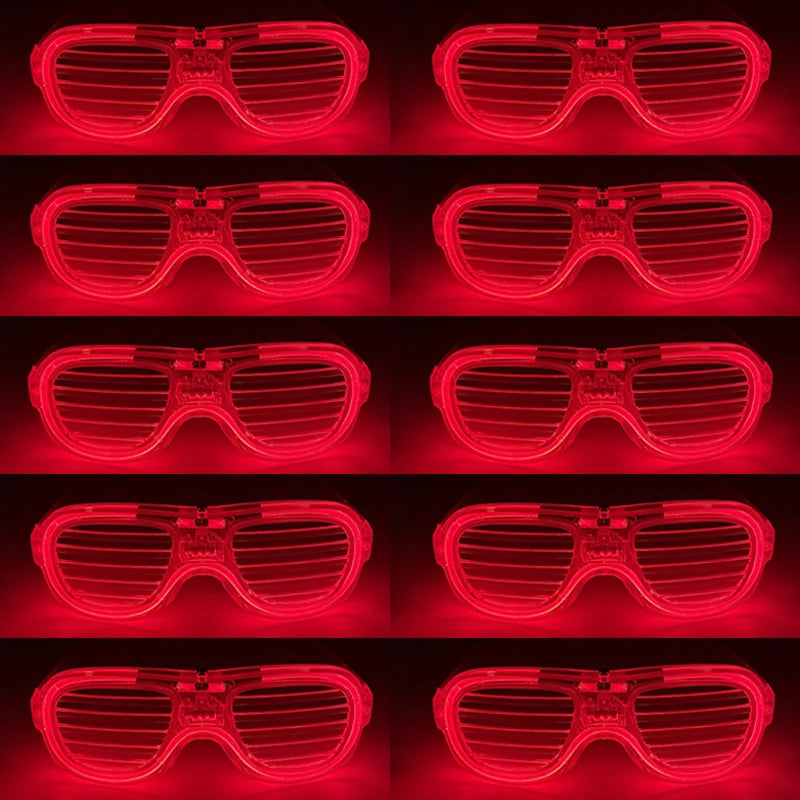 Ein Set roter, fluoreszierender Herz-Partybrillen in verschiedenen Ansichten.
