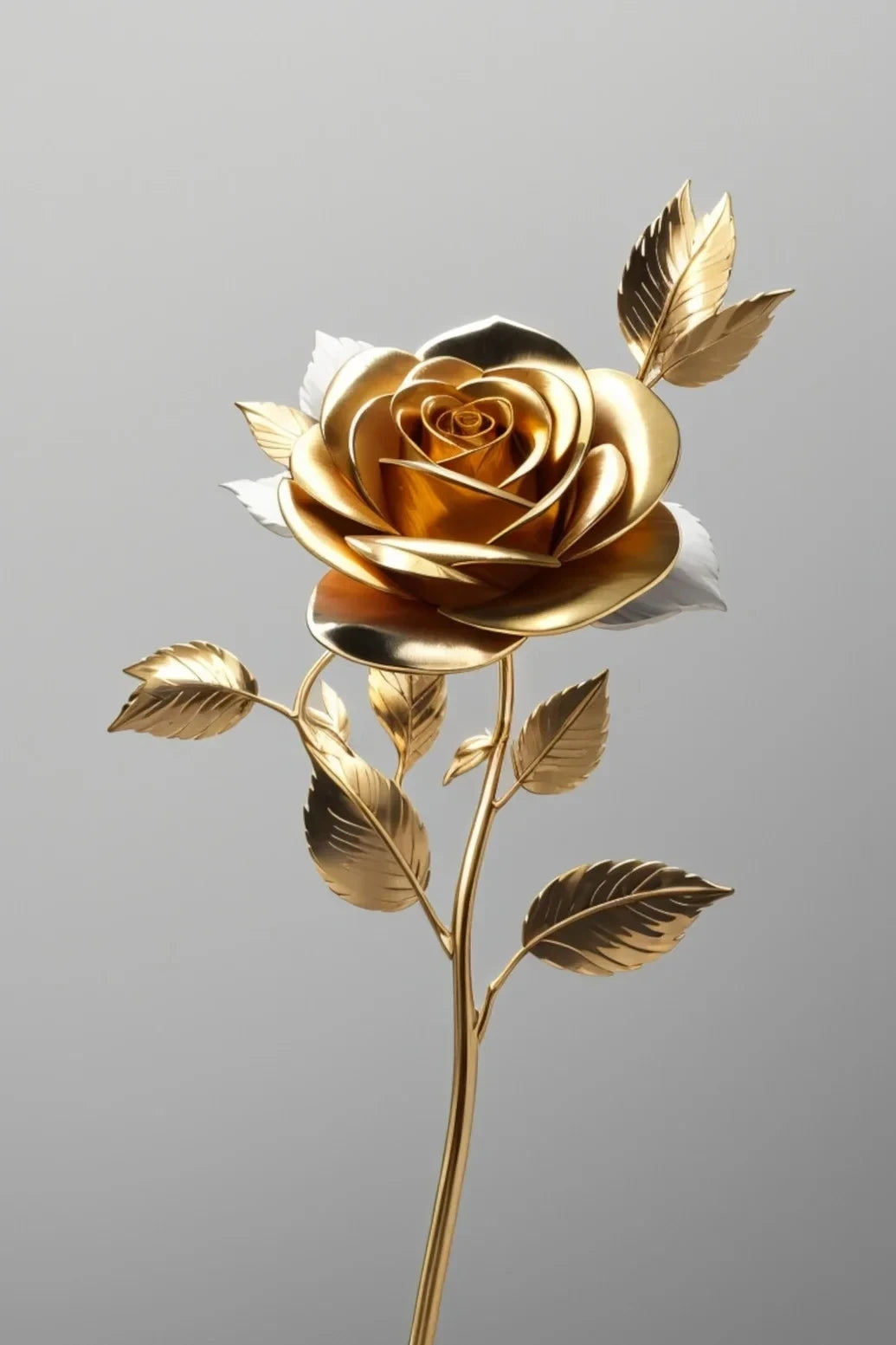 Flor de rosa dorada con pétalos blancos y hojas verdes en un tallo esbelto