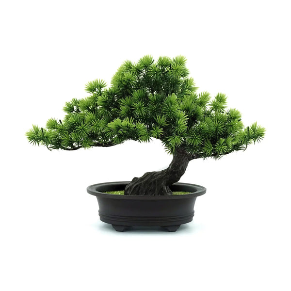 Un árbol bonsai artificial verde con follaje denso plantado en una maceta negra.