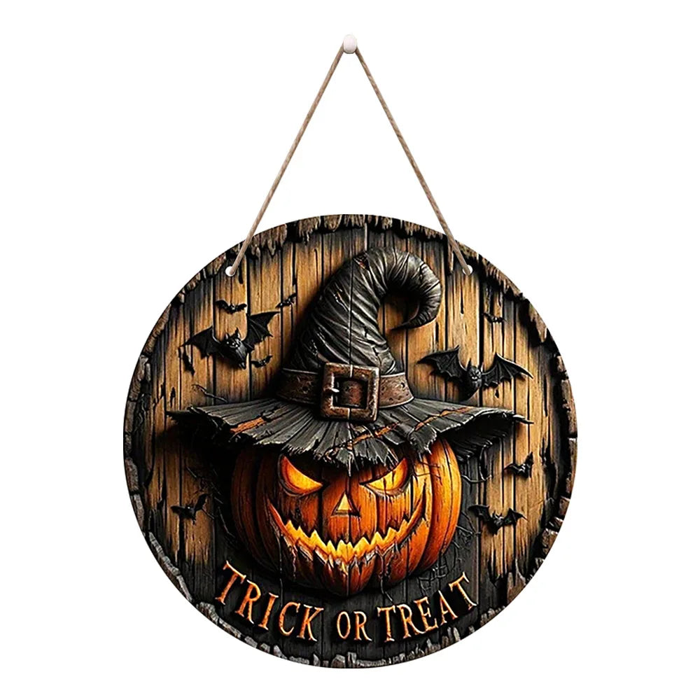 Panneau de décoration d'Halloween en bois rond avec visage de citrouille sculpté, suspendu à de la ficelle.