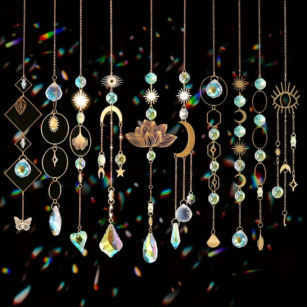 Un juego de collares y colgantes de cristales con piedras preciosas de varios colores como azul, verde y amarillo.