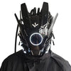Primer plano de una máscara de juego cyberpunk negra iluminada usada por una persona.