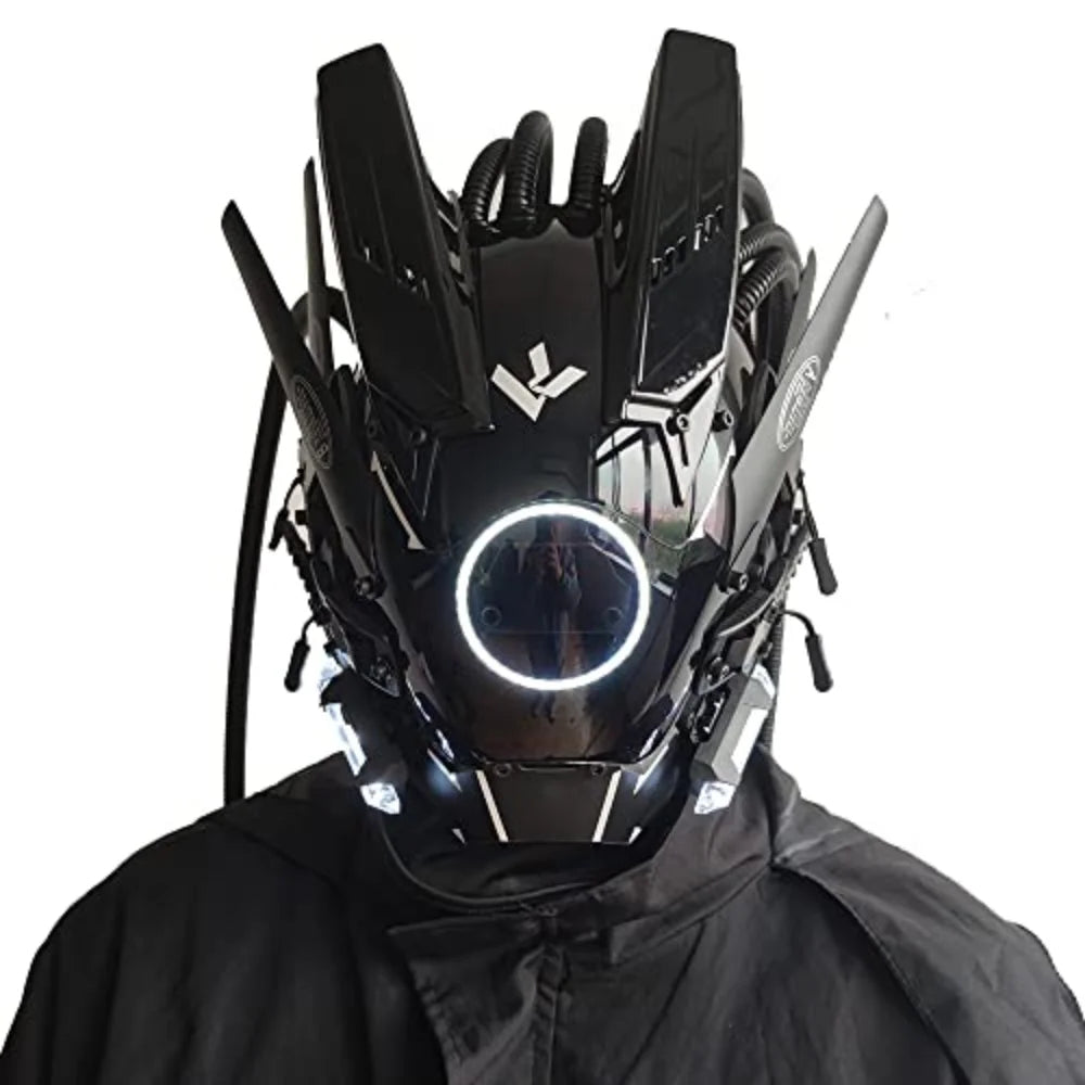Primer plano de una máscara de juego cyberpunk negra iluminada usada por una persona.