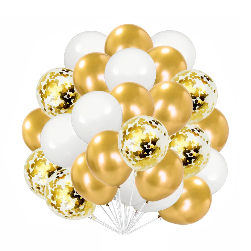 Un ramo de globos de lunares dorados y blancos para decoración de fiesta.