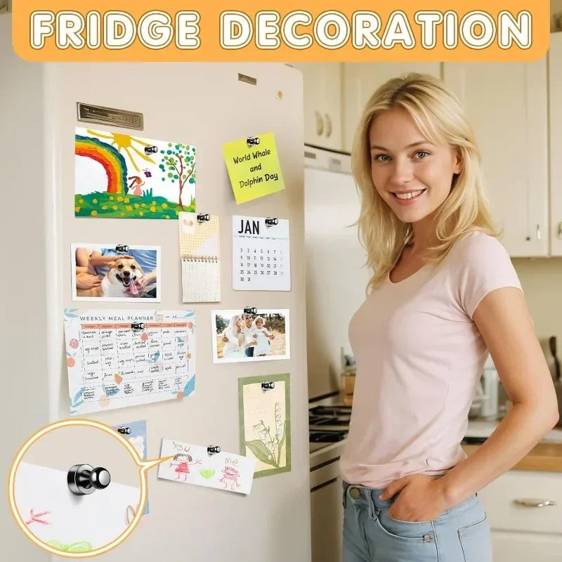 Eine blonde Frau steht vor einem Kühlschrank, der mit verschiedenen Notizen und Bildern dekoriert ist.