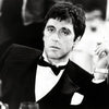 Photo noir et blanc d'un homme en smoking, regard intense, probablement du film Scarface.