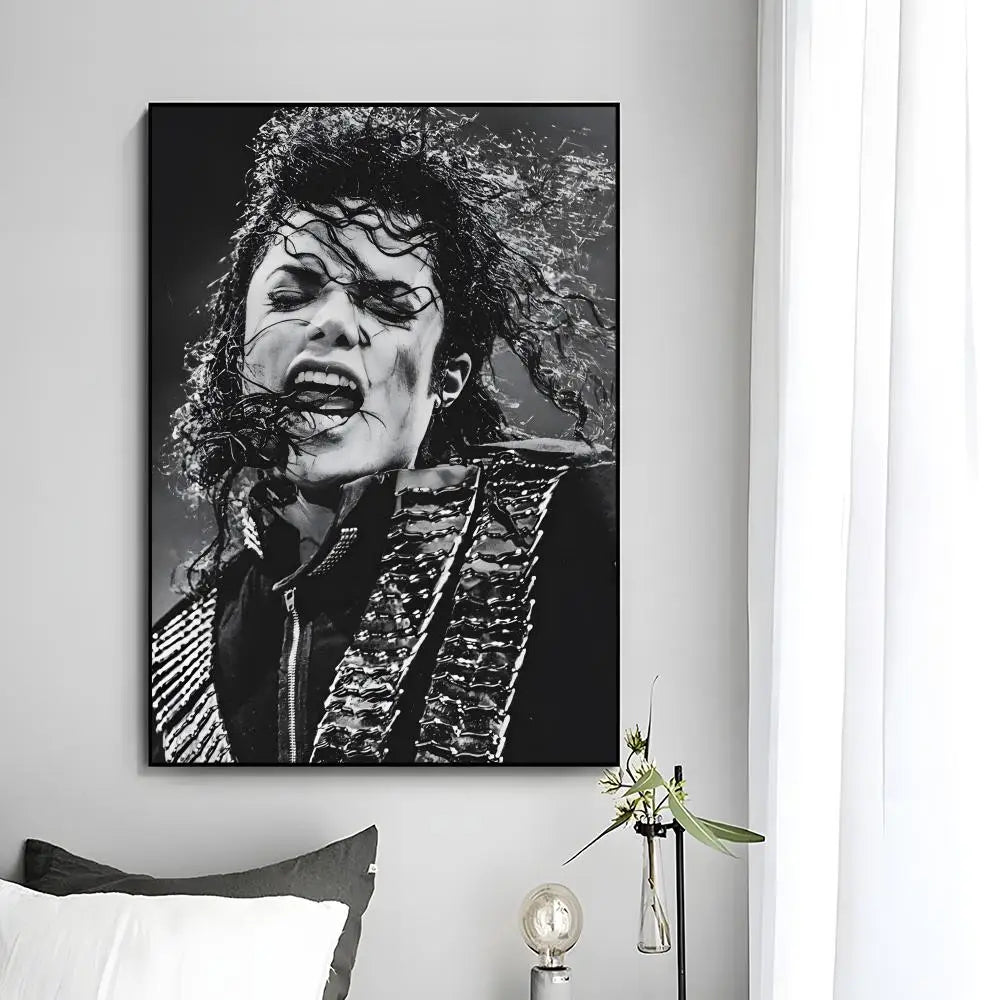 Schwarz-weißes Porträt von Michael Jackson mit langem, wildem Haar und intensetem Ausdruck