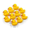 Un set de seis imanes de patitos amarillos brillantes agrupados.
