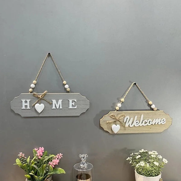 لافتة باب خشبية ريفية ترحيب تحمل الكلمتين 'HOME' و 'Welcome'، بتفاصيل خشب طبيعي وأبيض.