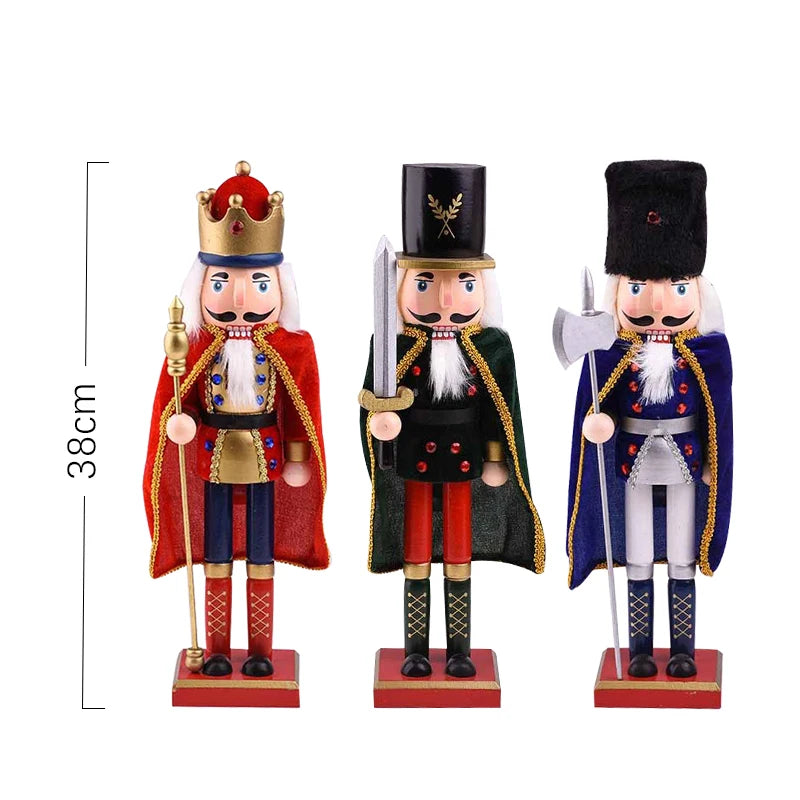 Trois décorations de noisettes en bois artisanales, en tenue royale et militaire.