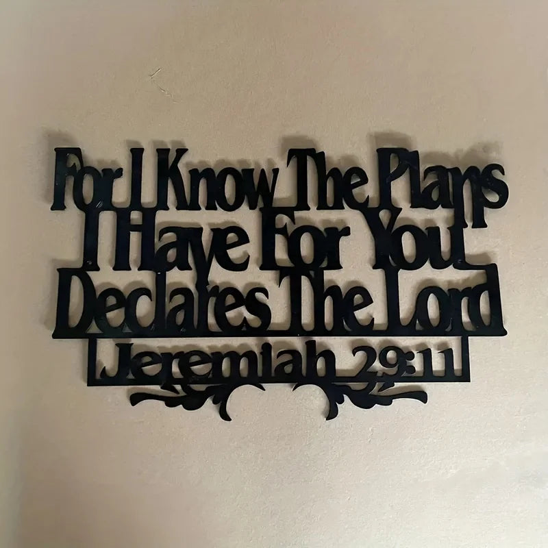 Arte de pared de metal negro con el versículo de Jeremías 29:11 tallado en fuente serif
