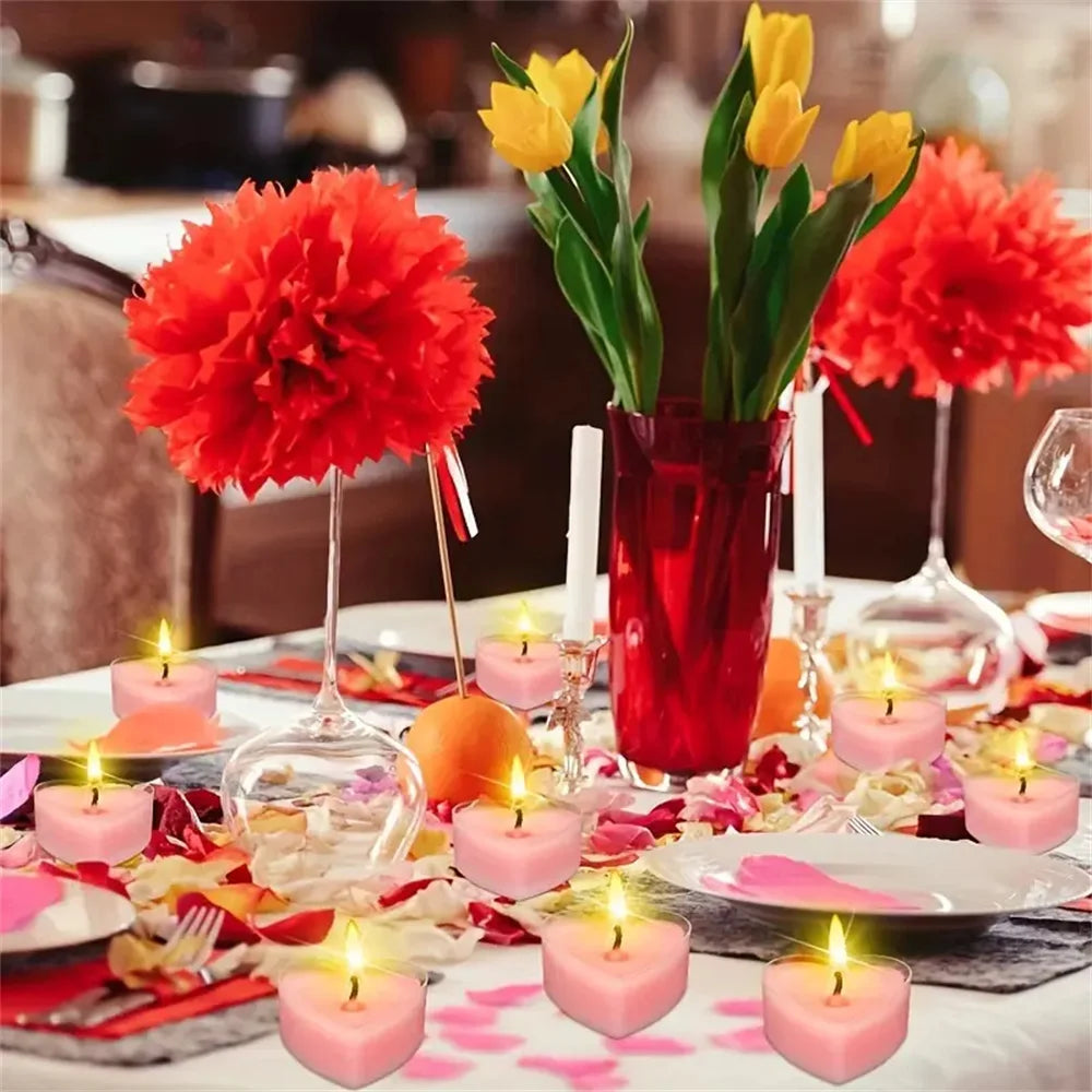 Un ensemble de bougies parfumées en forme de cœur disposées sur une table avec des décorations florales et des accents rouges