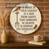 Diseño de impresión plana 2D con un petirrojo sentado en un tenedor de jardín y texto sobre el cielo enviando su amor.