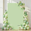 Fondo cuadrado arqueado vertical cubierto con un exuberante arreglo de flores esféricas verdes claras y blancas y follaje.