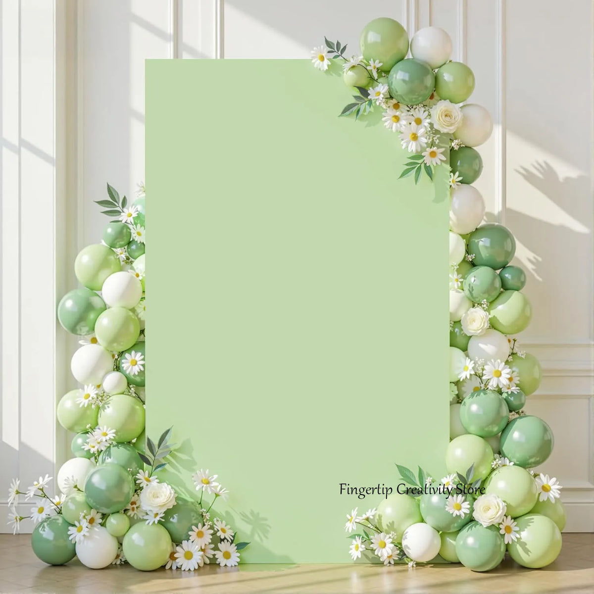 Fondo cuadrado arqueado vertical cubierto con un exuberante arreglo de flores esféricas verdes claras y blancas y follaje.