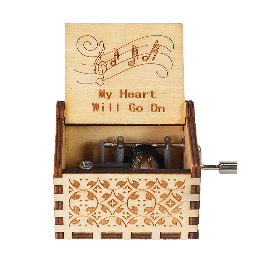صندوق موسيقى خشبي بغطاء يحمل نوتات موسيقية ونص "قلبي سيذهب إليك"