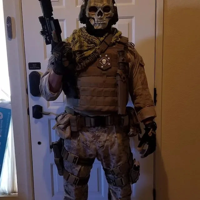 Una persona con una máscara facial de silicona táctica y equipo militar está de pie en un umbral.