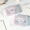 Una caja rectangular de almacenamiento transparente con una ilustración blanca de la cara de un oso lindo y un diseño de cora