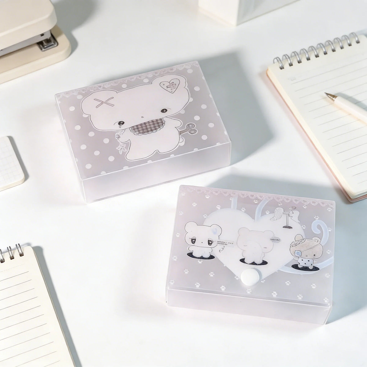 Una caja rectangular de almacenamiento transparente con una ilustración blanca de la cara de un oso lindo y un diseño de cora