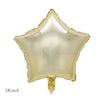 Un seul ballon en feuille d'or en forme d'étoile avec une longue tige.