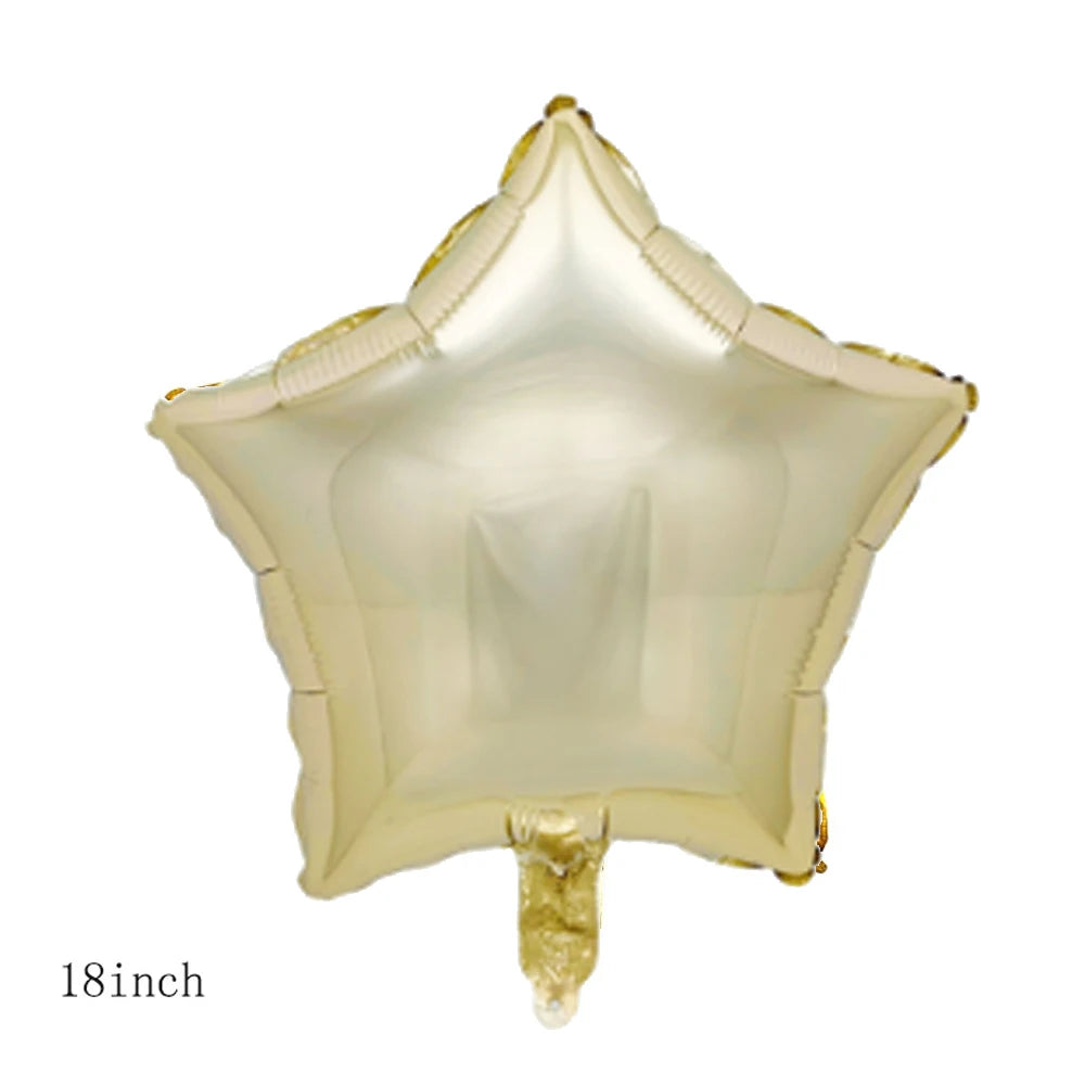 Un seul ballon en feuille d'or en forme d'étoile avec une longue tige.