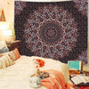 Bohemian Wandteppich mit komplexen geometrischen Mustern in Pink, Blau und Schwarz.