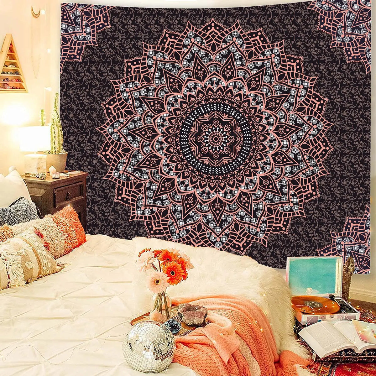 Bohemian Wandteppich mit komplexen geometrischen Mustern in Pink, Blau und Schwarz.