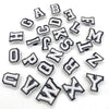 Collection de charms lettre pour chaussures Crocs de divers styles et tailles.