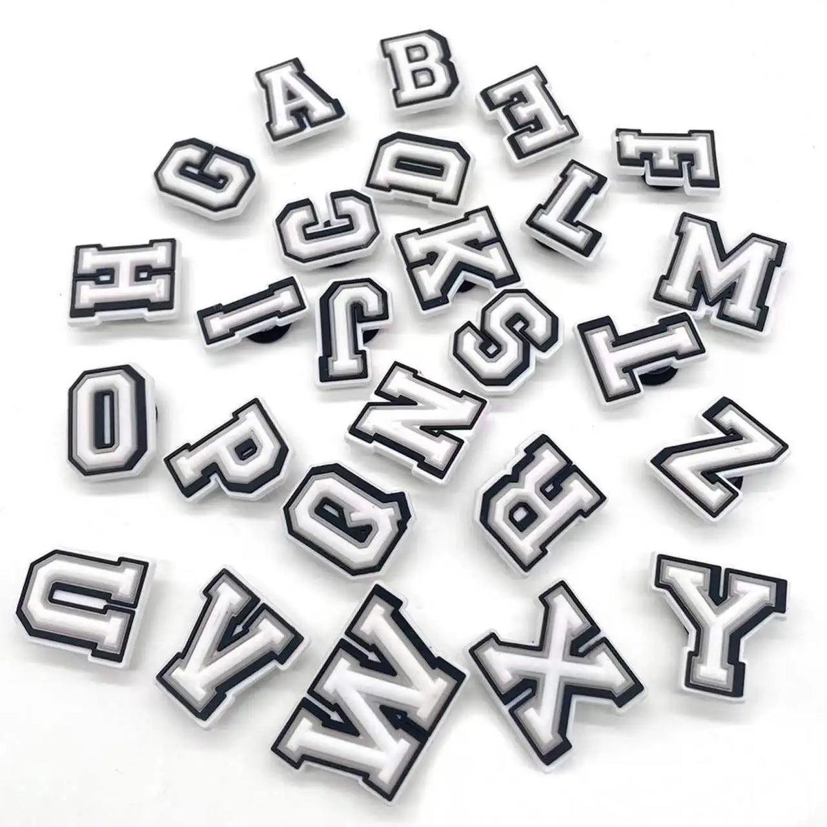 Collection de charms lettre pour chaussures Crocs de divers styles et tailles.