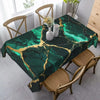 Mantel de textura de mármol verde esmeralda para decoración navideña, exhibido en una mesa de comedor de madera.