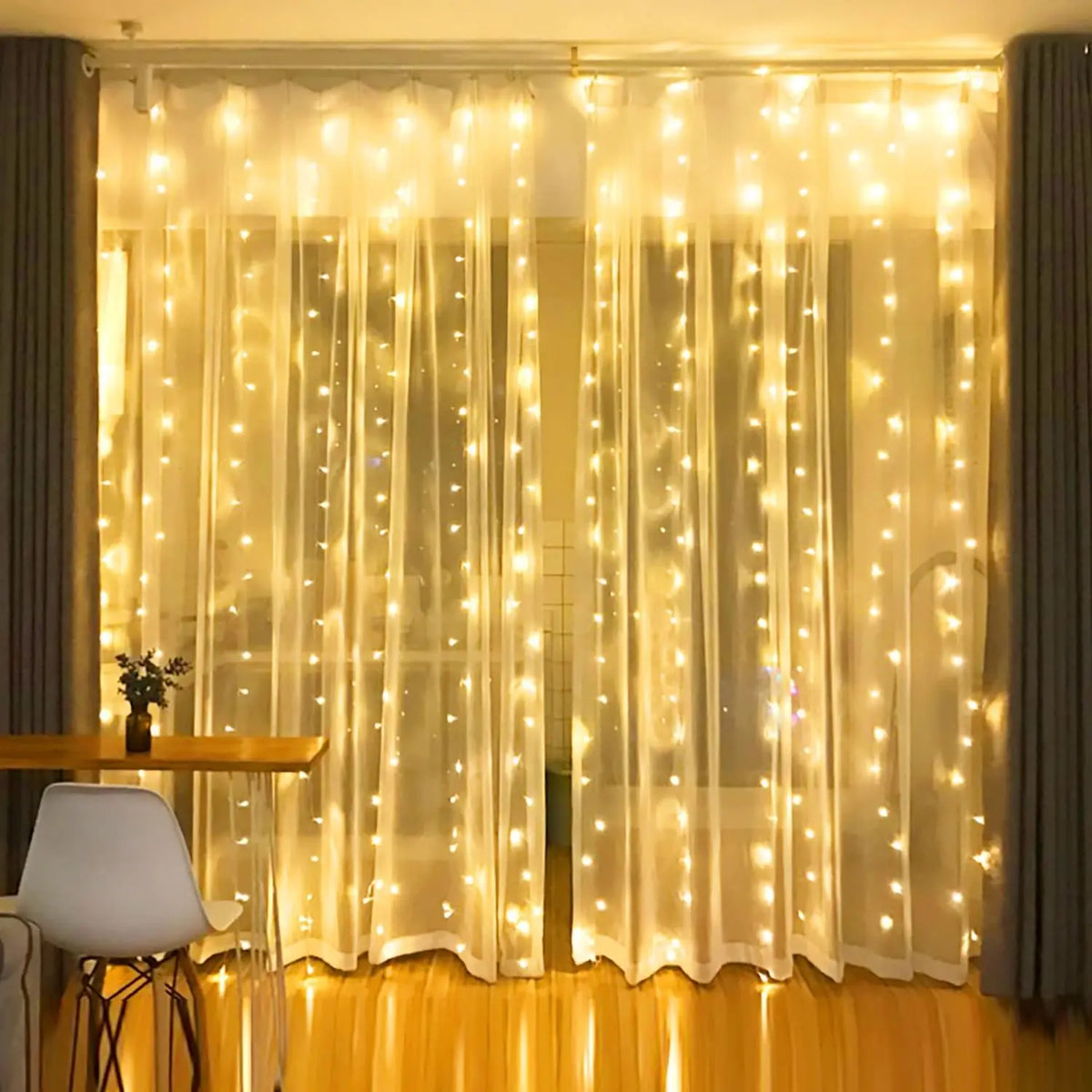 نافذة مزينة بأضواء خيطية صفراء دافئة LED تخلق توهجًا ناعمًا.