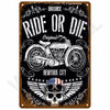 Vintage-Metallwandtafel mit dem Text Ride or Die und einer Motorradillustration.
