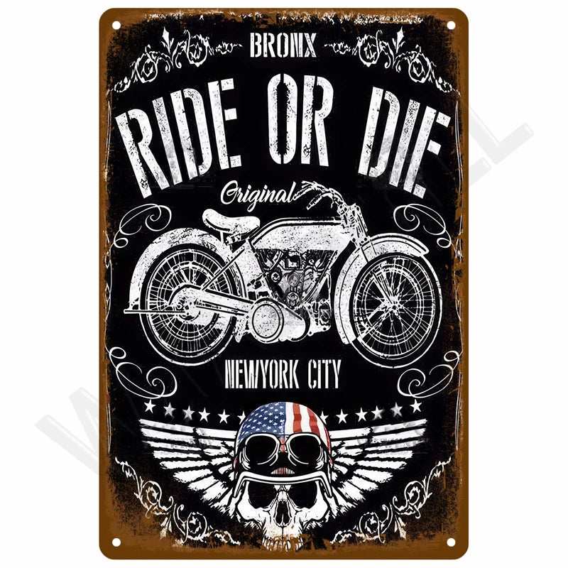 Vintage-Metallwandtafel mit dem Text Ride or Die und einer Motorradillustration.