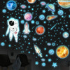 Fondo oscuro decorado con estrellas, planetas y un traje espacial brillante, sugiriendo un tema cósmico.