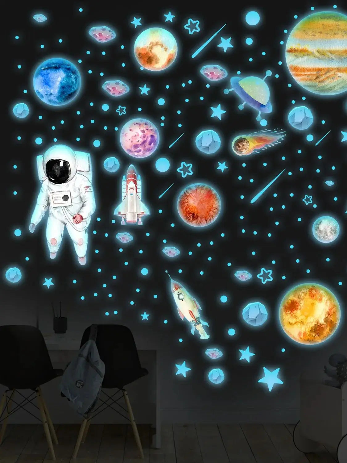 Fondo oscuro decorado con estrellas, planetas y un traje espacial brillante, sugiriendo un tema cósmico.