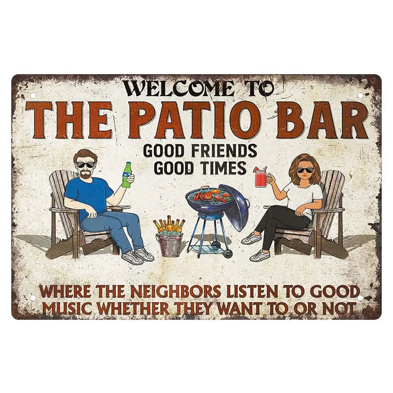 Vintage-Metallschild, das Gäste in die The Patio Bar mit Text über gute Freunde und gute Zeiten willkommen heißt