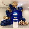 A balloon arch decoration featuring metallic gold and deep blue balloons with 'Feliz Grado' text.